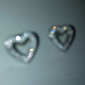 Hjärtformade silver örhängen🩷🤍 ⚠️inte riktigt silver och diamanter ⚠️
