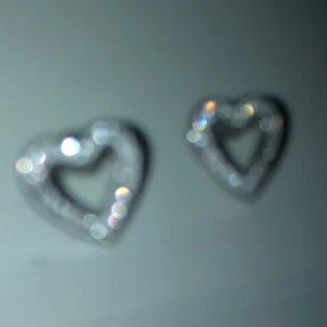 HJÄRTFORMADE SILVER ÖRHÄNGEN 🩷🪽 - Hjärtformade silver örhängen🩷🤍 ⚠️inte riktigt silver och diamanter ⚠️