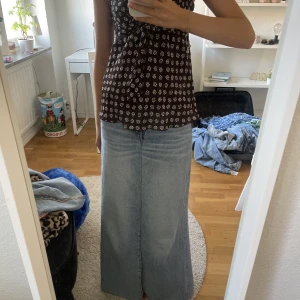 Lång jeanskjol - Säljer denna jeanskjol som är ända ner till marken på mig som är 1,64. Den har två slitsar, en framtill och en baktill. 