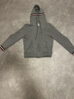 Moncler zip  - Tjena! Säljer min helt nya moncler zip, den är helt ny och bara testats en enstaka gång och är  i storlek M, vid övriga funderingar är det bara att höra av sig privat!