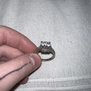Silverring - Säljer min vackra silverring då jag tyvärr aldrig använder den. Den köptes för 400kr.  Det finns märkning (se andra bilden). Jag vet tyvärr inte storlek men tror den är 17. 
