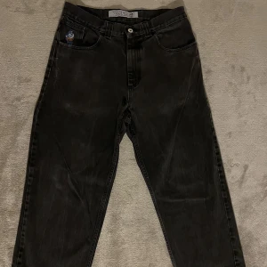 Polar 93 jeans - Säljer nu dessa 93 denim jeans för jag inte använder dem längre. Skicket är bra förutom att dem är lite slitna vid ena låret och vid benen där nere. Skriv gärna ifall du undrar något och priset kan diskuteras.✌🏽