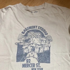 Söt T-shirt med tryck  - Söt T-shirt från brandy Melville med tryck på, nyskick och jätte skön på