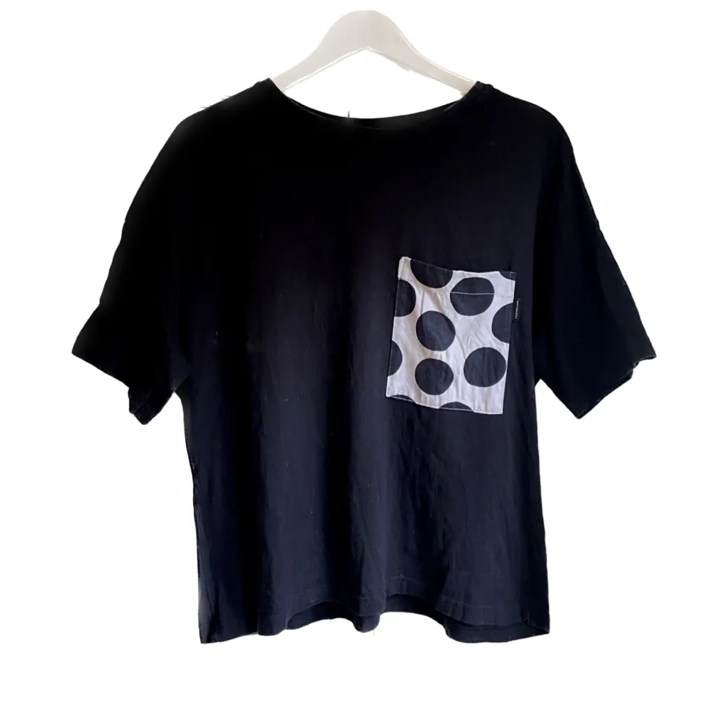 En så fin t-shirt i ett samarbete mellan marimekko x uniqlo! Storlek L men passar verkligen från XS som lite oversize. Jag är själv en S och gillar hur den sitter! Säljes eftersom jag har flera liknande ❤️ sparsamt använd och toppkvalitet 💓. T-shirts.