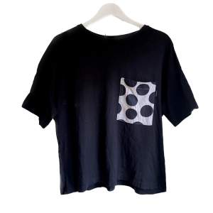 En så fin t-shirt i ett samarbete mellan marimekko x uniqlo! Storlek L men passar verkligen från XS som lite oversize. Jag är själv en S och gillar hur den sitter! Säljes eftersom jag har flera liknande ❤️ sparsamt använd och toppkvalitet 💓