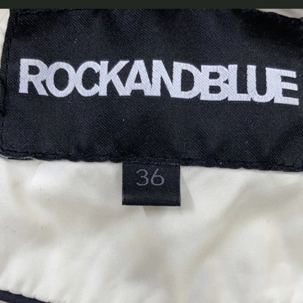 Jätte fin jacka fårn rockandblue. I storlek 36. De är då en dunjacka. Säljer den för att den inte kommer till användning! Den är cremevit!💗Ny pris ligger runt 2799kr. Jackor.