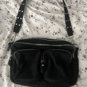 Gina Tricot väska - Rymlig väska med fyra separata fack i den största modellen 💓Inga skador