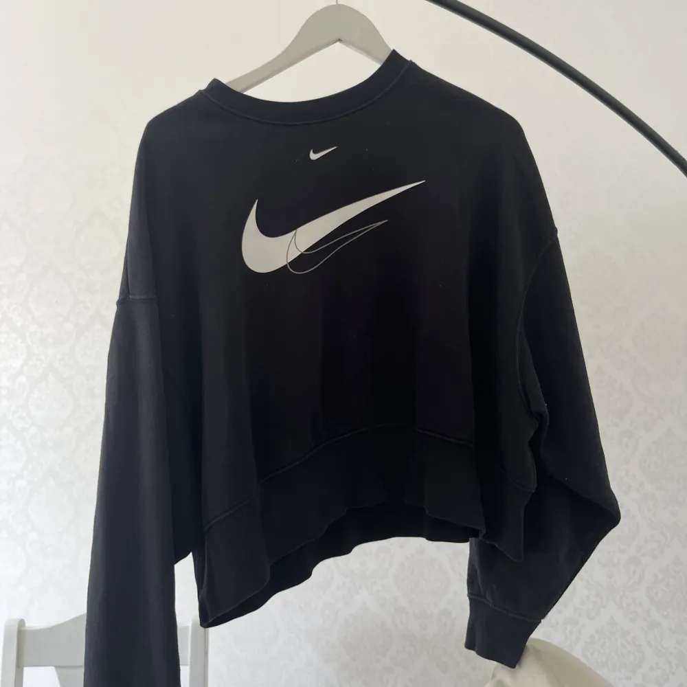 Jätteskön Nike tröja, lite översized stil.. Tröjor & Koftor.