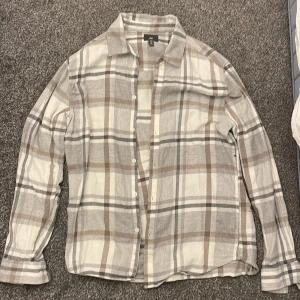Overshirt - Säljer denna typ overshirt eftersom jag inte använder den längre. Perfekt att ha nu inför hösten. Jag har knappast änvänt den så skicket är bra. Köptes för 350 kr och säljs för 100 kr