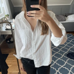 Bomulls skjorta från Zara - Säljer denna väldigt bekväma skjorta då den inte längre kommer till användning! Den är inköpt från Zara för 300kr, den är i superbra skick då den endast är använd ett fåtal gånger. Använd gärna köp nu om du vill ha den! Priset kan även diskuteras.
