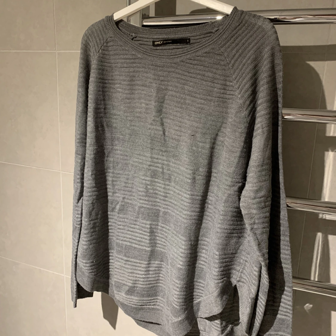 Grå tröja - 90
