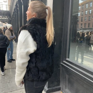 Svart Pälsväst - As cool pälsväst jag fyndade på New Yorks gator för många år sedan🖤🖤 Perfekt i höst innan det blir för kallt!!