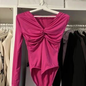 Topp från ZARA - Topp (body) från ZARA i gott skick. 