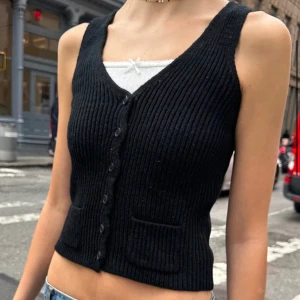 Stickad väst  - As snygg stickad väst från Brandy Melville. Aldrig använt( lappen finns kvar). Helt slutsåld i butiken nypris ca 290kr💞💞