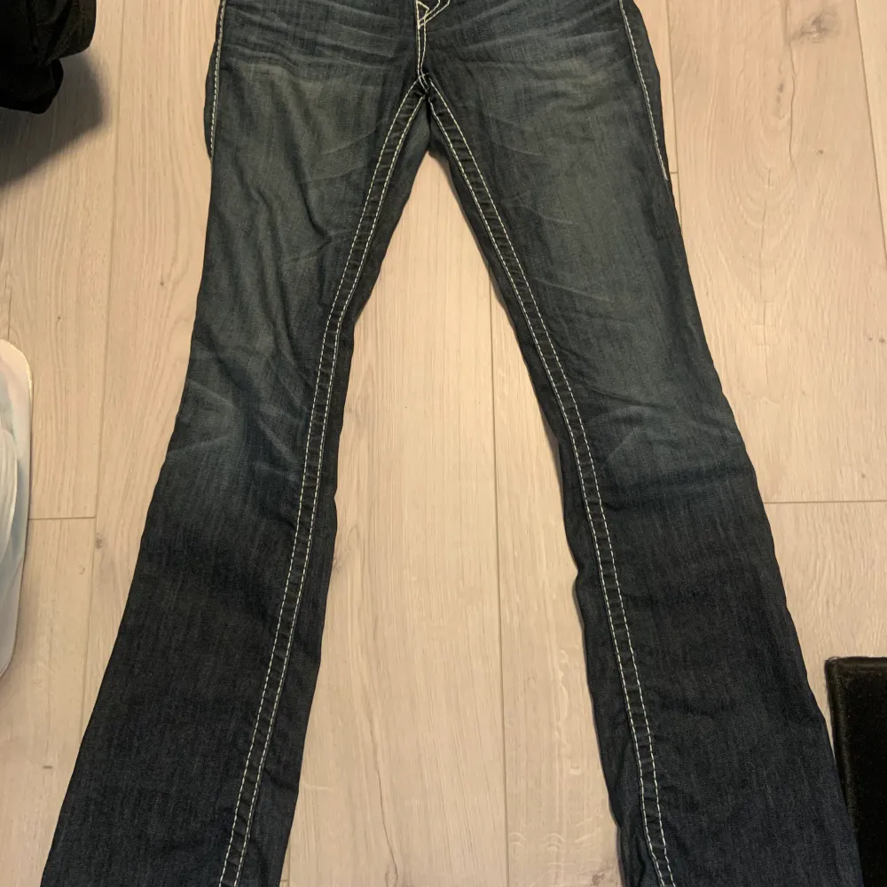 Ett par blå true religion jeans i storlek 26 vid snabb affär kan jag sänka priset. Jeans & Byxor.