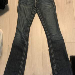 Ett par blå true religion jeans i storlek 26 vid snabb affär kan jag sänka priset