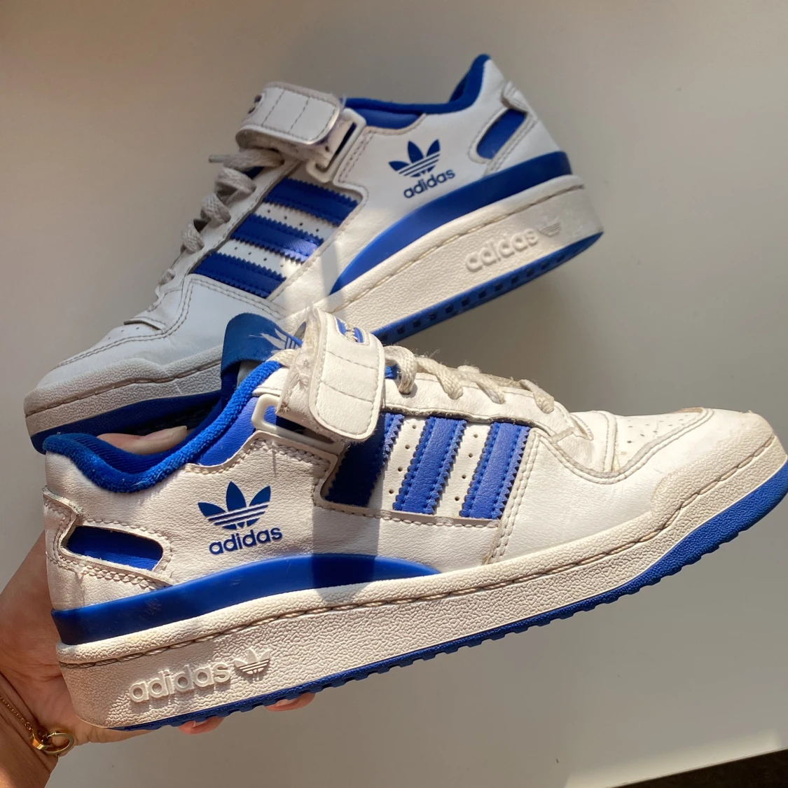 Skor Adidas forum low