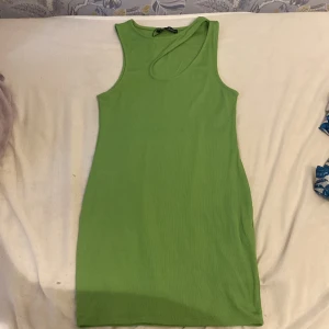 Klänning - Jag säljer den här klänningen för 150kr. Den är storlek M oanvänd och helt ny. 