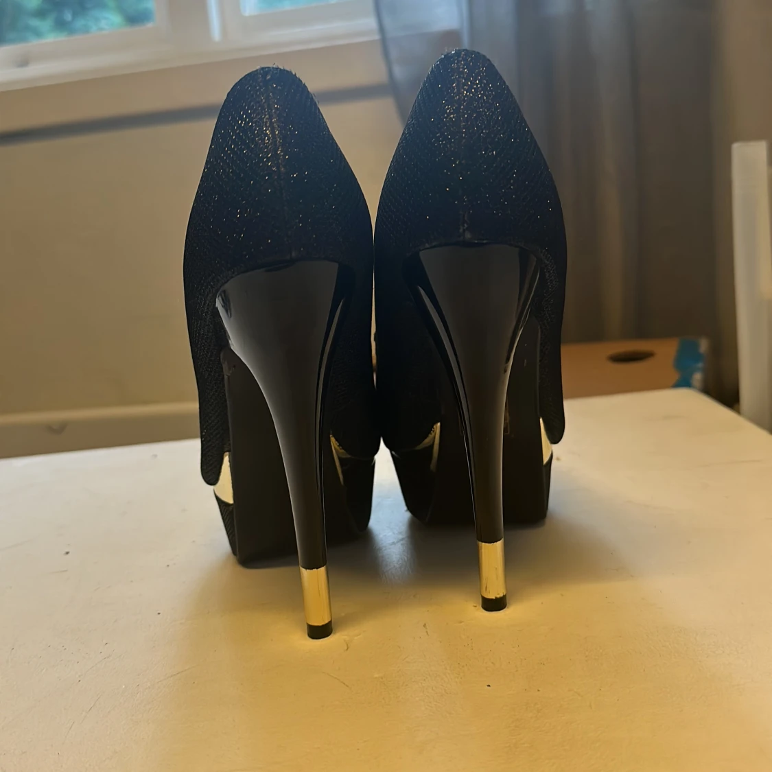 Svart klackskor med guld  - 90