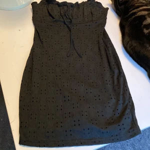 Klänning  - En svart klänning med märken på.  (Provad endast 1 gång) 