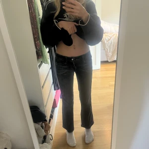 Lågmidjade jeans med rhinestones  - Jätte snygga low Rise jeans från Levis som tyvärr är för korta för mig. Skulle säga att dem passar någon som är ungefär 160. Jag är 167 för referens. För fler bilder o mått skriv privat .😊