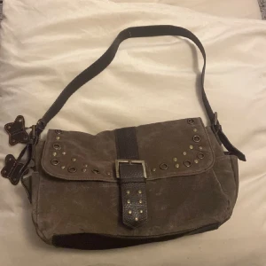 Vintage väska  - Säljer vidare denna coola väskan köpt på Plick men som inte kommer till användning💕