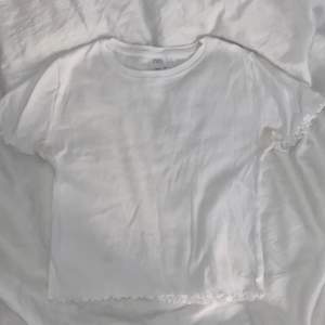 en super skön zara t shirt med små volanger som man ser på bild två o även på ärmarna. Storlek 13-14 så Xs eller S. As skön!