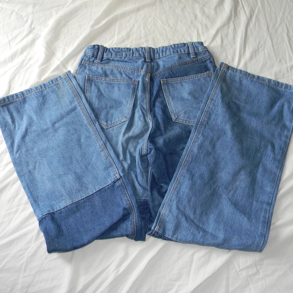 wide jeans från Lindex, använda men utan defekt. de är strl 164 men passar mig som är 171, säljer för att de inte är min stil längre. pruta gärna, vill bara bli av med dem. justerbar midja. välj gärna köp nu 💕. Jeans & Byxor.