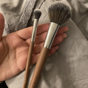 Caia sminkborstar  - Säljer dessa sminkborstar då dom ej kommer till användning längre  Nr 03, nr 05