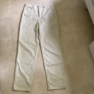 Skinnbyxor från H&M - Har köpt de 2022 och tagit 1 gång sen dess. Fri frakt!!