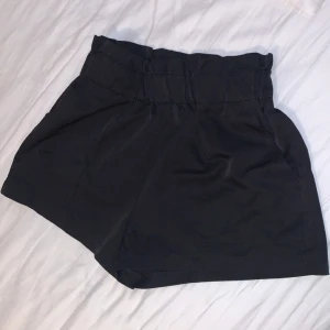 Svarta shorts  - Dessa är använda 4-5 gånger, köptes i USA ifrån AKIRA. Har 2 fickor. Inga skador på shortsen.  Tyvärr så är dom lite för stora för mig, men i sjukt bra skick. Köptes för ungefär 550 i svenska kronor. Storlek S passar som M.