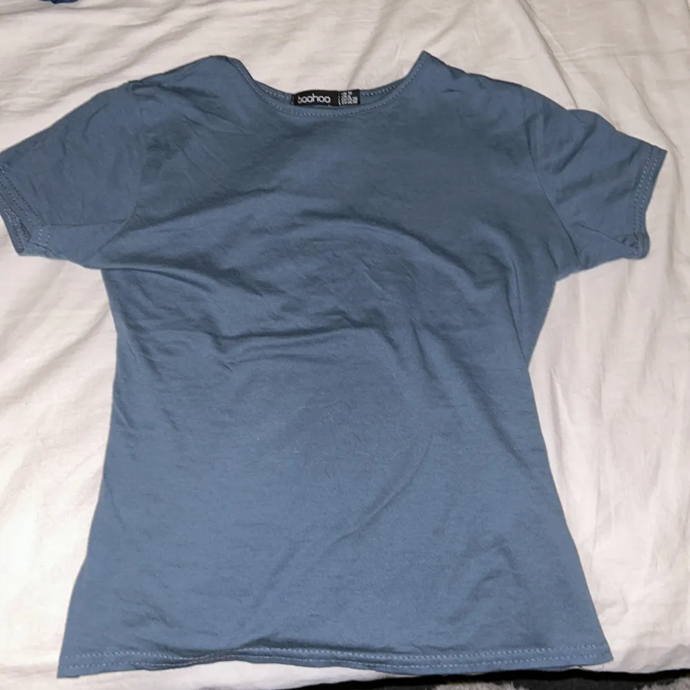 En fin OANVÄND T-shirt från BOOHOO. Den är skit snygg speciellt till svarta byxor😍🤘🏼❤️. T-shirts.