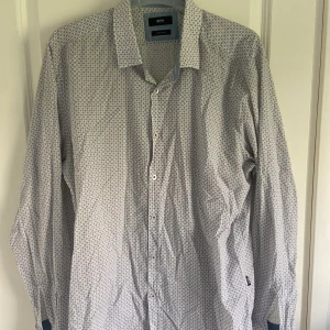 Hugo Boss skjorta - Strolek XL regular fit
