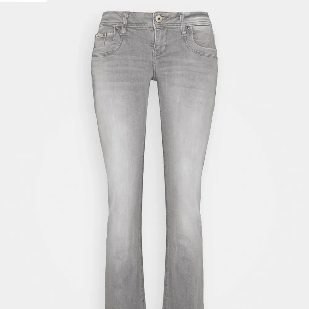 Grå ltb valerie jeans utan defekter. Säljer då dom tyvärr va lite stora för mig. Pris kan diskuteras . Jeans & Byxor.