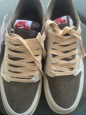 Jordan 1 retro low Travis scott reverse mocha  - De passar inte min still så tänkte sälja dem. Skriv gärna vid intresse. Fler bilder kan skickas.  Kvitto och låda tyvärr inte finns. 