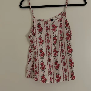 Söt blommig topp storlek s - Söt blommig topp i storlek s