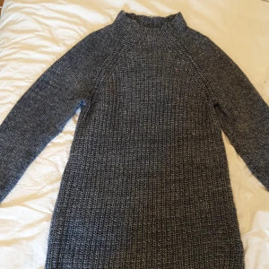 Stickad tröja  - Strickad klänning som jag har använt som tröja. Tommy hilfinger lite slit som går att ta bort. Annars knapt används. 