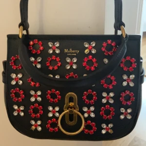 Väska från mulberry - Använd relativt mycket, två pärlor saknas på vardera sida men inget man tänker på annars är det lätt att fixa nya.