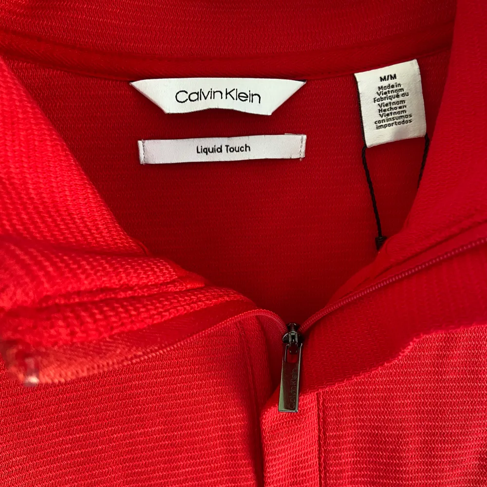 Half zip från Calvin Klein helt oanvänd med prislapp kvar. Storlek M. . Tröjor & Koftor.