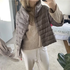 Intressekoll Herno Jacka - Kollar intresset på min så så snygga herno jacka. Den har några defekter som jag kan ta bild på men det syns ej förutom om man kollar när. Annars jätte bra skick