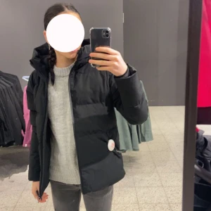 Vinterjacka - Säljer denna vinterjacka, köpte den i Januari så inte mycket använd💕 Kommer inte ihåg nypriset exakt men runt 700-850kr kostade den.  Den håller värmen jättebra och är snygg🤍 Nya bilder kan fixas  Priset kan diskuteras