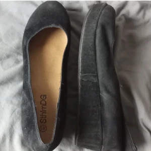 Svarta finskor - Säljer dessa finskor. Sulan har gått av på båda skorna, men jag kan skicka fler bilder privat om man skulle vilja ha. Jag har limmat ihop sulorna med limtejp, men jag vet inte om det håller.