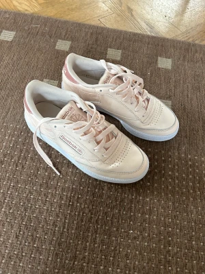 Skor - Skor i nyskick som jag aldrig använt då de var för små när jag fick de av min faster i present.