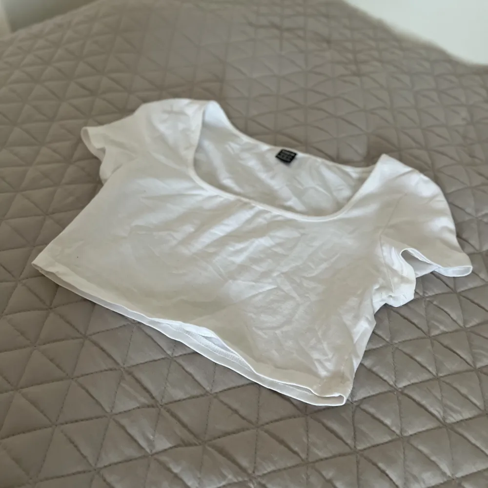 En vanlig basic vit t-shirt, frakta står man själv för. T-shirts.