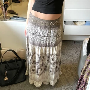 Mönstrad långkjol - Jättefin mönstrad långkjol med fina detaljer i fint skick! Jag är ca 164, pris kan diskuteras 💖