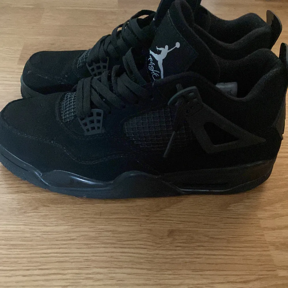 Nya fräscha jordans köpta på kicksnstuff i gbg för 4500 Använda fåtal gånger. Skor.