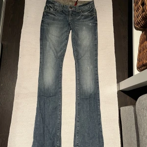 Jeans  - Ett par jätte fina lågmidjade jeans som är bcot cut, från Guess! Dom är tyvärr försmå för mig därför säls dom:( hör av er om frågor💕