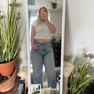 Jeans - Säljer dessa vida jeans från bikbok. Otrolig sköna och väldigt bekväma 🩷 använt mycket men ändå bra skick. (Det slitna längst nere på byxorna och på kickorna är design) 🩷