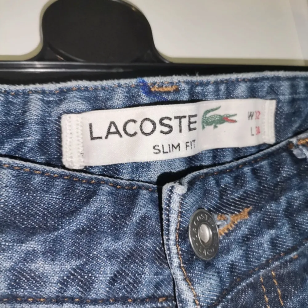 Säljer ett par lacoste jeans dä jag blivit för stora för dem jättefina byxor. Jeans & Byxor.