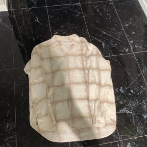 Samsoe Samsoe skjorta/overshirt - Har använt 2-3 gånger. Mycket fin skjorta. 10/10 skick och funkar att ha vardagligt eller för att vara finklädd. Orginal pris 1,599 kr på Jeansbolaget.